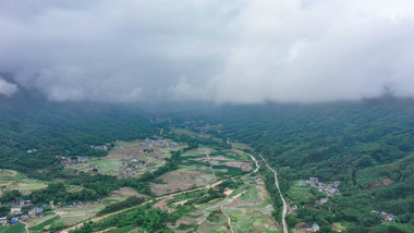 自然山谷水田雨后航拍延时