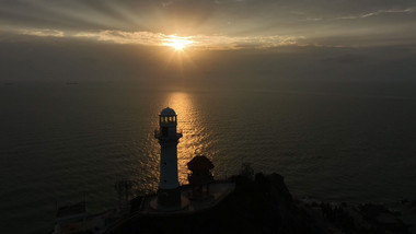 海南东方鱼鳞洲海边夕阳灯塔航拍