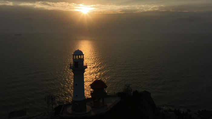 海南东方鱼鳞洲海边夕阳灯塔航拍