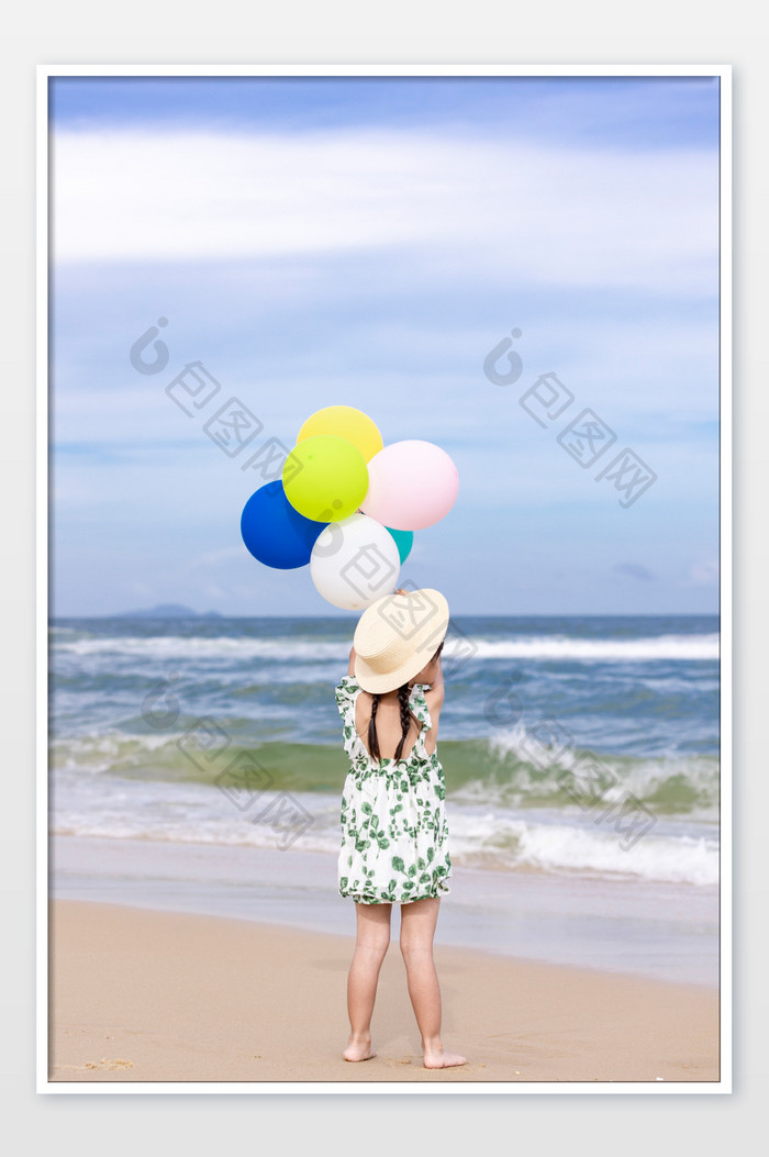 夏日沙滩儿童拿着气球玩