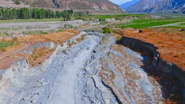 山间河道河谷自然风光4K航拍