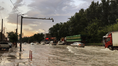 城市暴雨后灾害水淹马路实拍