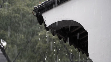 禅意风雨中寒山寺屋檐实拍