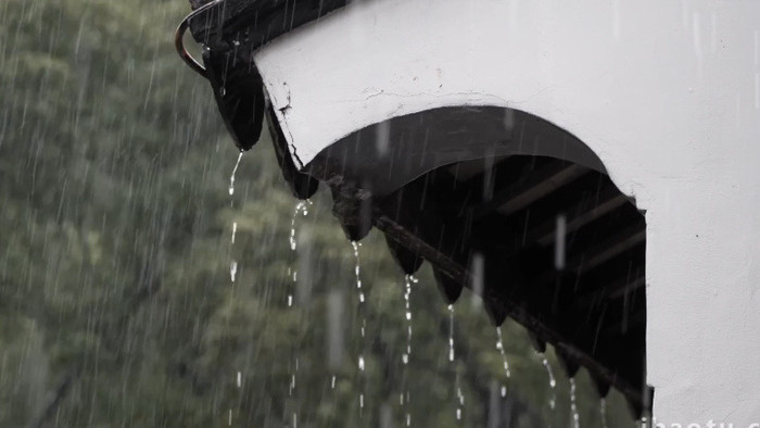 禅意风雨中寒山寺屋檐实拍