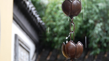 中国风禅意雨天寺庙雨链特写实拍