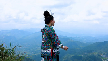 贵州苗族女孩山顶唱歌空镜实拍