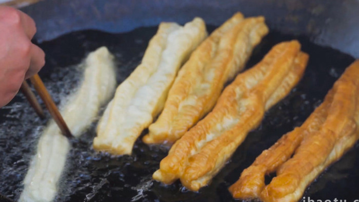 餐饮美食早餐美食炸油条4K实拍