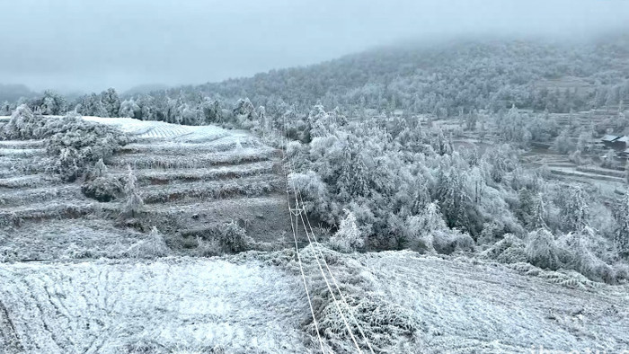 冬天大雪纷飞电力线路运行航拍4k素材