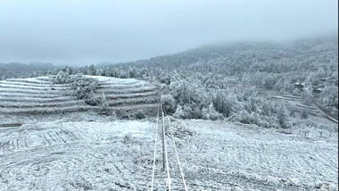 冬天大雪纷飞电力线路运行航拍4k素材