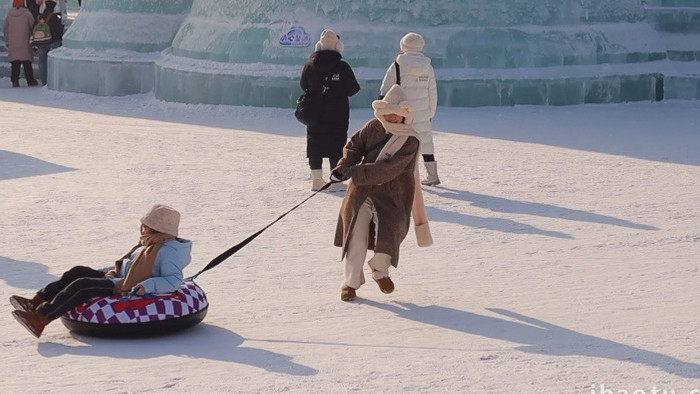 哈尔滨冰雪大世界游客玩耍场景实拍