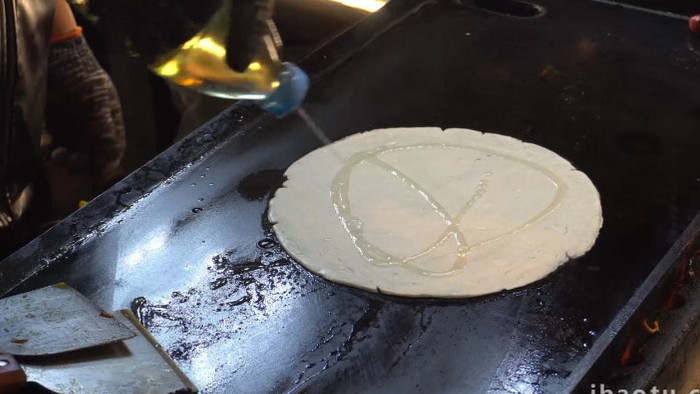 早餐美食制作鸡蛋手抓饼生菜卷肠实拍视频