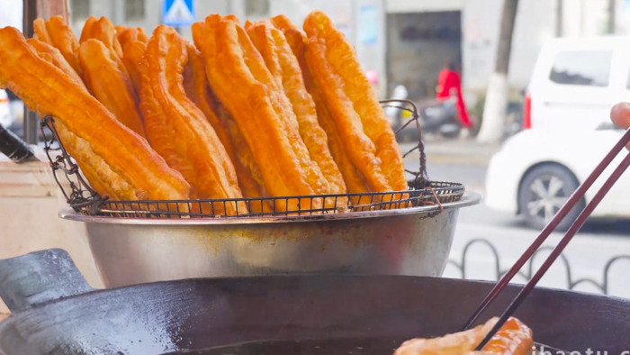 餐饮美食早餐美食小吃油条炸油条4K实拍