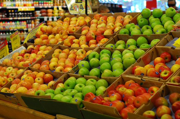 一些水果的一家超市购物