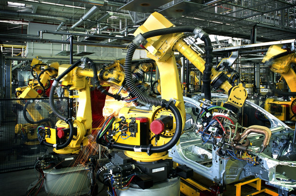 焊接机器人在汽车制造厂
