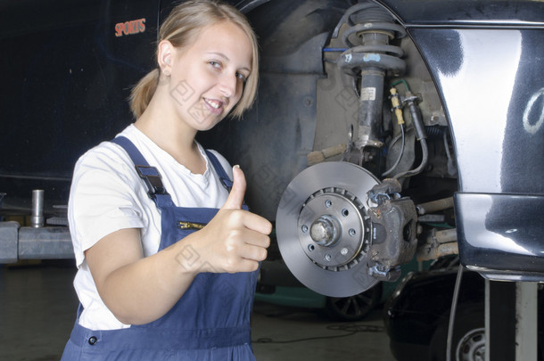 女性汽车修理工