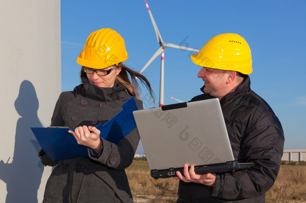 两名工程师在风力涡轮发电机发电站