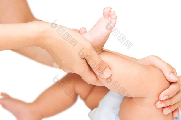 妈妈手按摩腿和脚肌肉对她的婴儿的触摸