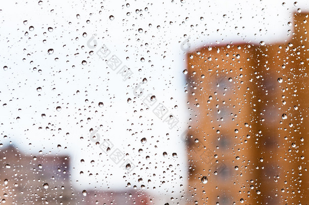 雨滴落在窗上