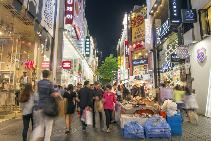 购物街在韩国首尔的明洞