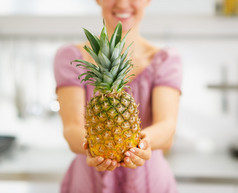 菠萝中的家庭主妇手上特写