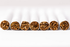 香烟排列在一行中，背景