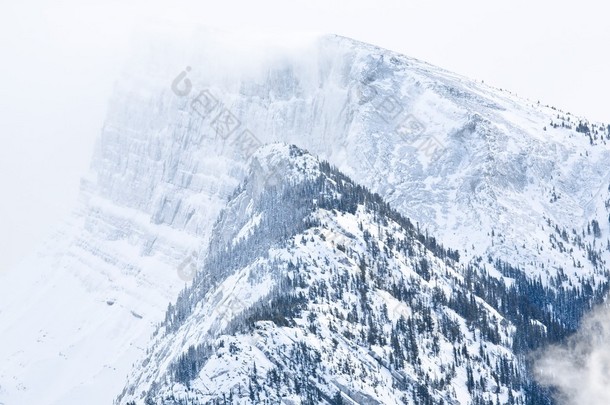 雪盖的山