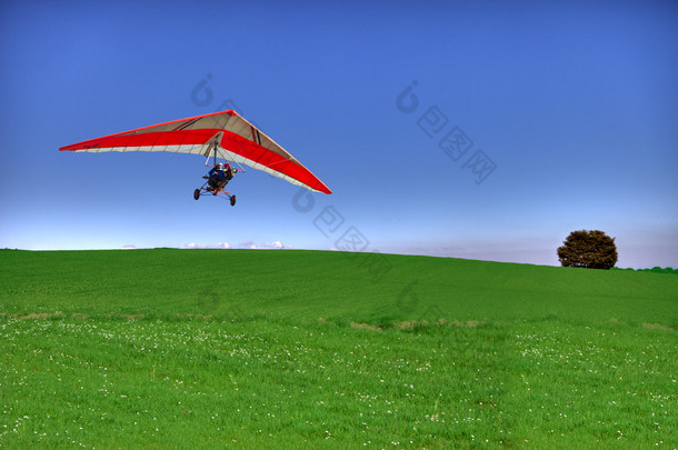 悬挂式滑翔机上绿色