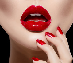 红色性感的嘴唇和指甲特写。修指甲化妆