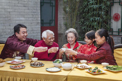 杯具和家养敬酒结束中国餐。