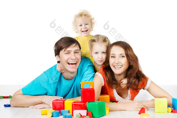 幸福的家庭<strong>四人</strong>。微笑的父母孩子玩玩具积木