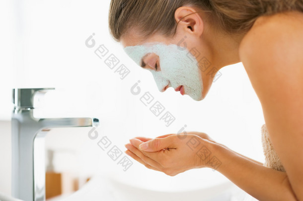 洗脸化妆面具的年轻女子