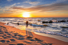 波罗的海海滩上的夕阳西下