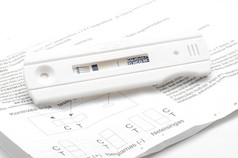 妊娠测试阴性和白色衬底上的指令