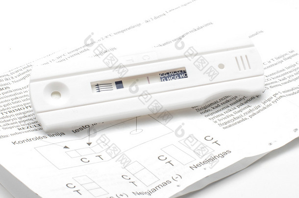 妊娠测试阴性和白色衬底上的指令