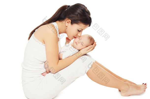 幸福<strong>的</strong>母亲 — — 睡觉甜<strong>的</strong>婴儿躺在<strong>妈妈的手</strong>