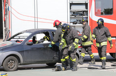 消防队员在一次交通事故