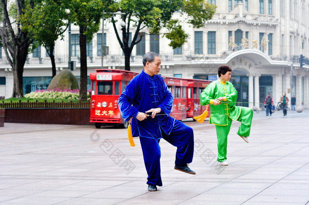 中国夫妇练习太极在南京路步行街上海中国