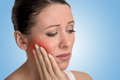 女人与敏感牙齿疼痛冠问题