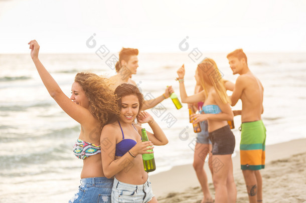 多种族群朋友聚会在海滩上