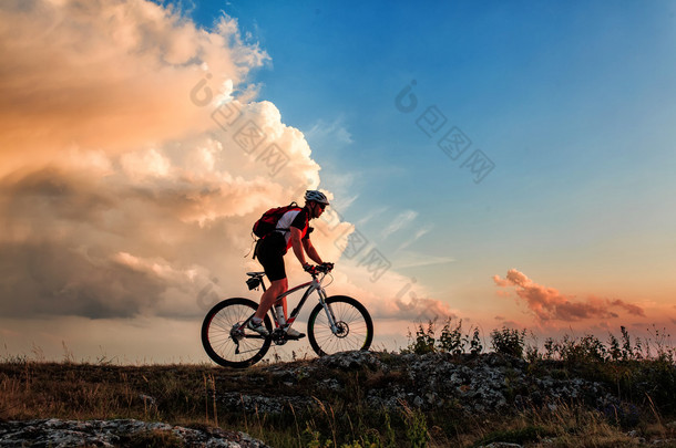 骑自行车的人骑着自行车在山