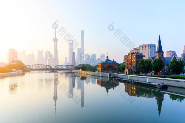 在岸上上海标志性建筑和一座桥梁