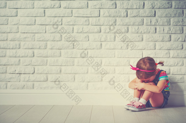 儿童小姑娘哭和难过墙面砖