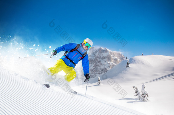 滑雪者在高山上滑行