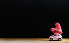 微型轿车携带一颗红色的心