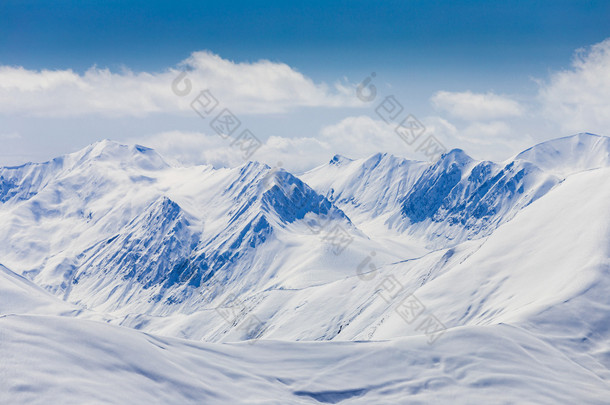 在雪山的全景视图