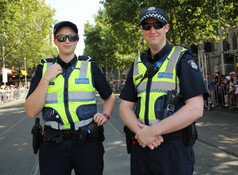 维多利亚警员在墨尔本澳大利亚国庆阅兵期间提供安全保障