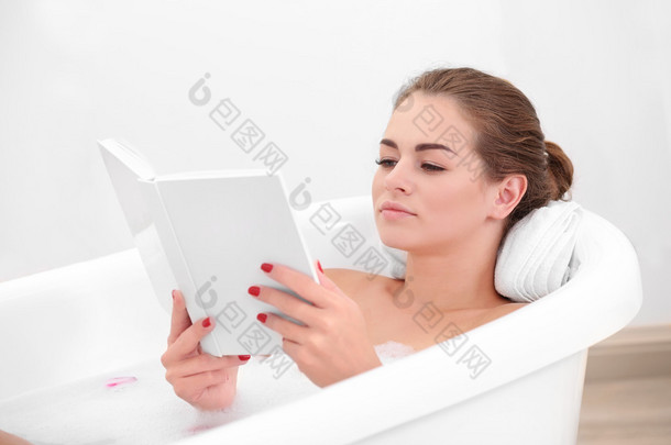 在浴缸里看书的女孩