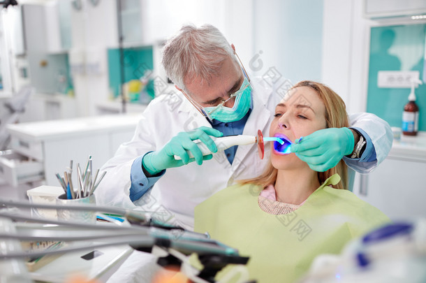 牙医使用牙科光仪工作