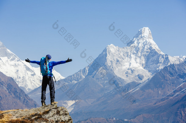 徒步旅行者享受上<strong>珠峰</strong>迷航 Ama 这样山景，尼泊尔的喜马拉雅山脉中的视图