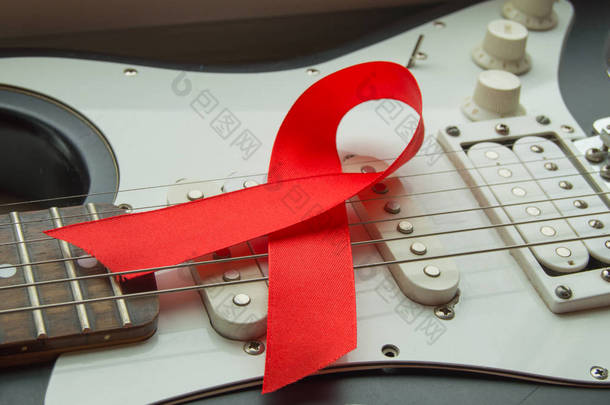 吉他，摇滚音乐和红丝带 — — 与艾滋病<strong>作斗争</strong>的象征